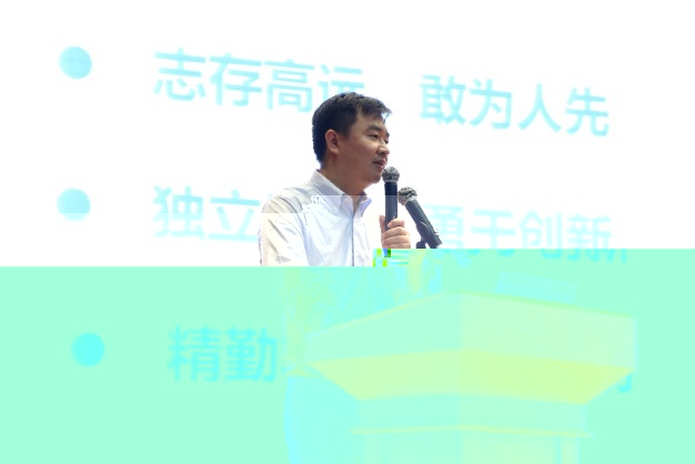 穿着西裝筆挺的男子與配字描述已自動生成